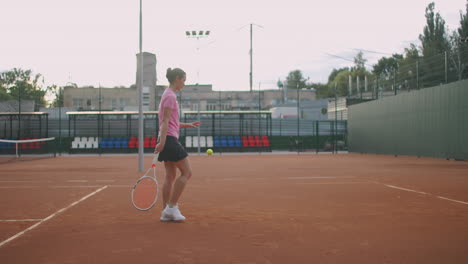 Attraktiver-Sportler-Posiert-In-Der-Nähe-Des-Netzes-Auf-Dem-Tennisplatz.-Junge-Athletische-Frau,-Die-Tennis-Spielt-Und-Auf-Einem-Hallenplatz-Spazieren-Geht.-Eine-Spielerin-Wird-An-Einem-Spielpositionstrainingstag